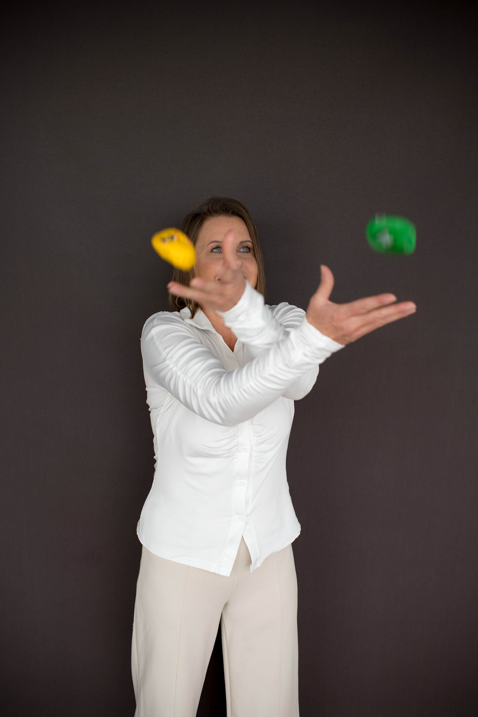 Susann Quade, zertifizierte Life Kinetik®-Trainerin, bei einer Überkreuzbewegung, die die Bildung und Stärkung von Synapsen anregt.